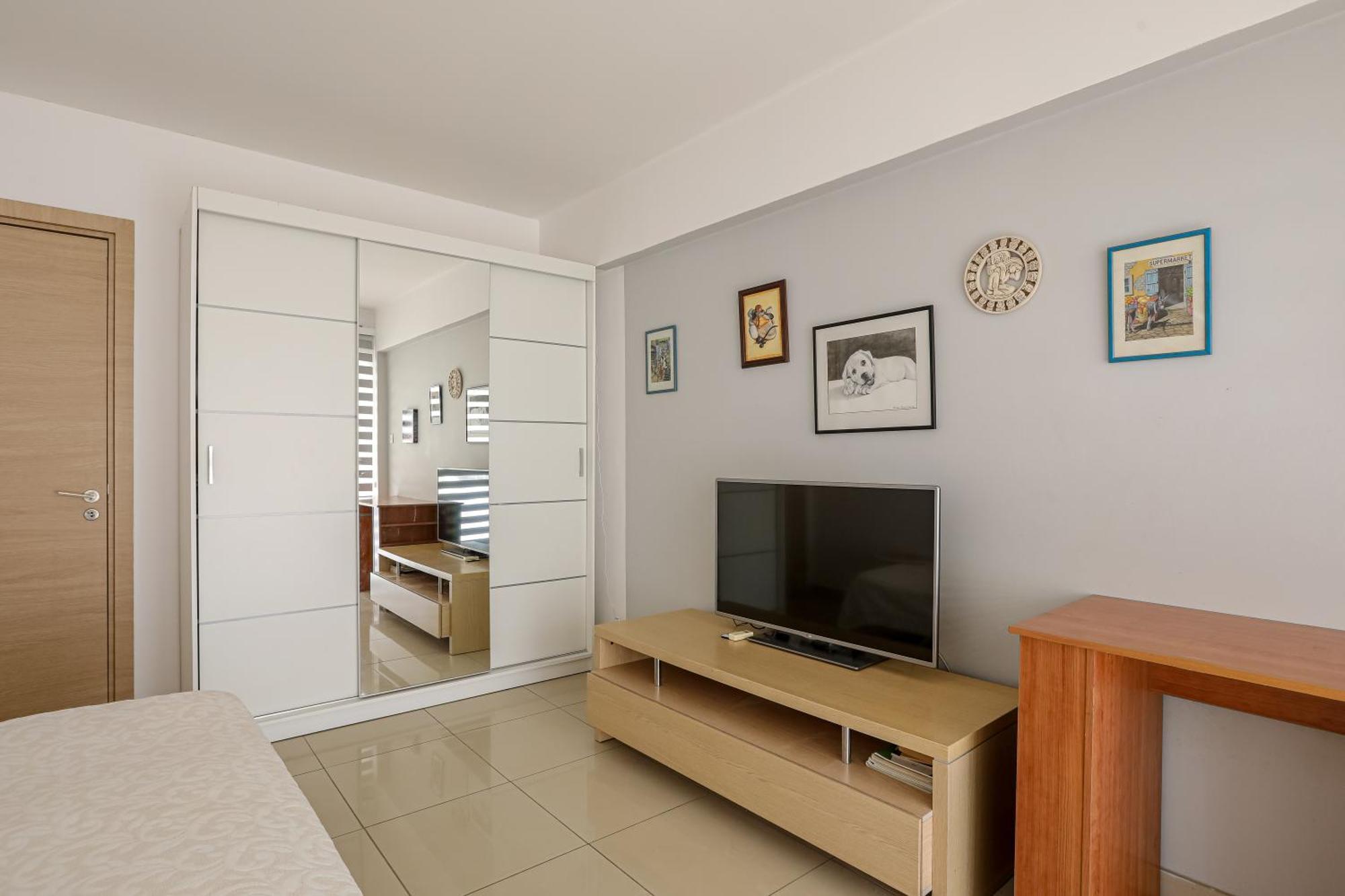 Lovely Bedroom In Shared Apartment Oroklini Exterior photo